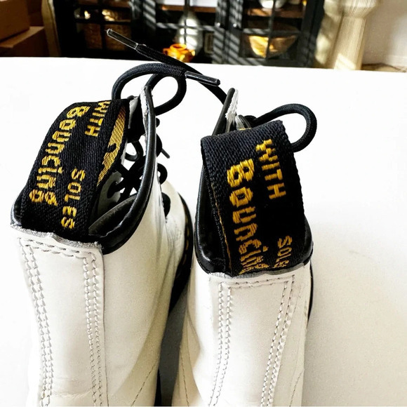Doc Martens White Leather 11821 Boot 8 Eye AirWair Bouncing Soles Women’s Size 6 - Picture 10 of 15